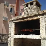 Strandnahes Haus Lolinka Mit Schattiger Terrasse By Interhome ביבינייה