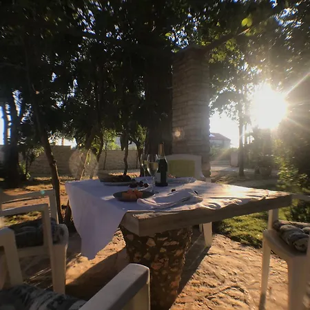 Strandnahes Haus Lolinka Mit Schattiger Terrasse By Interhome בית נופש ביבינייה