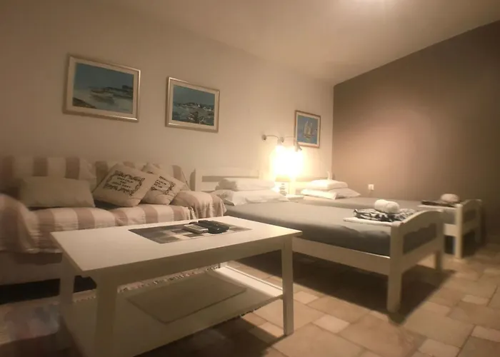Strandnahes Haus Lolinka Mit Schattiger Terrasse By Interhome Bibinje