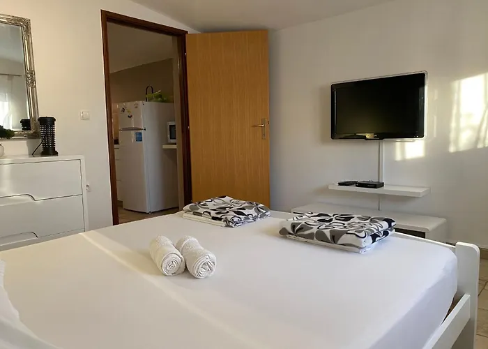 Strandnahes Haus Lolinka Mit Schattiger Terrasse By Interhome * Bibinje